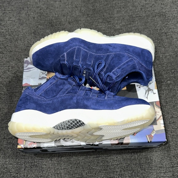 Air Jordan 11 Retro Low - Picture 2 of 8